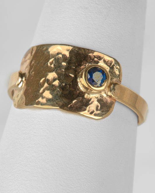 Sapphire Tube Set Hammered Band in 10K Yellow Gold as Size 7 1/2